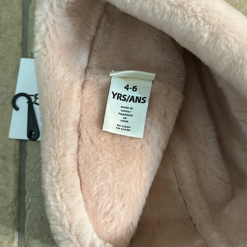 New UGG kids Shearling Sheep Skin Hat. Pink. Size 4-6 Years.